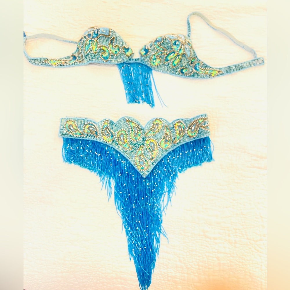 BRAND NEW STUNNING GLASS BEADING BELLY DANCE 
BRA AND BELT